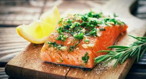 Les poissons gras, comme le saumon, constituent une excellente source d’acides gras oméga-3.